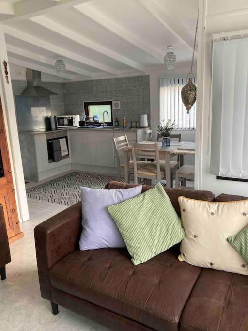 Cwtch Cymru Lodge 7F Caer Beris Holiday Lodge Park ビルス・ウェールズ エクステリア 写真
