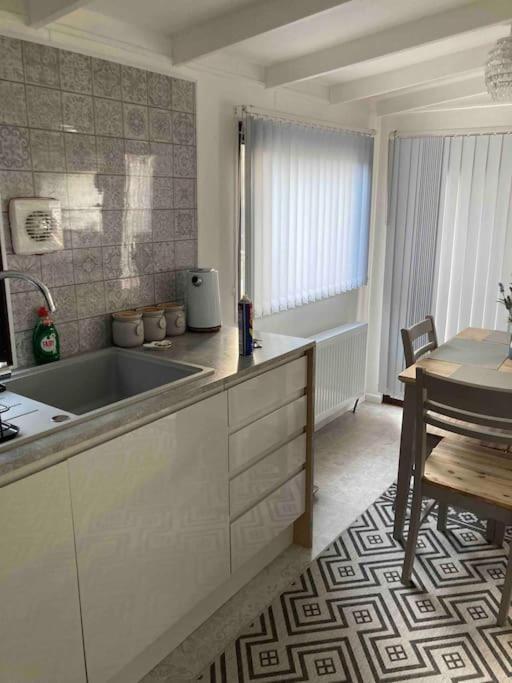 Cwtch Cymru Lodge 7F Caer Beris Holiday Lodge Park ビルス・ウェールズ エクステリア 写真